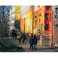 1301_0910 Fussweg an der Sankt Pauli Hafenstrasse - die farbigen Häuser strahlen in der Sonne. | St. Pauli Hafenstrasse - Bilder aus Hamburg Sankt Pauli.